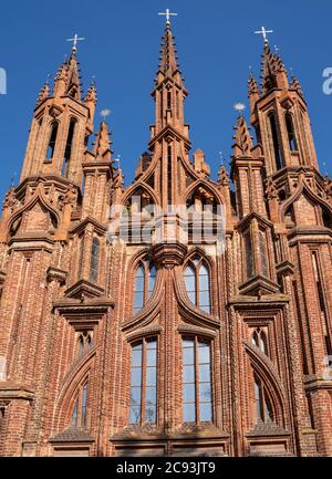 Die atemberaubende St.-Anna-Kirche in der Altstadt von Vilnius, Litauen. Ein prominentes Beispiel für Flamboyant Gothic und Backsteingotik und EIN UNESCO-Worl Stockfoto