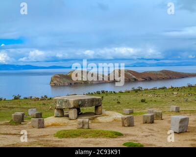 Der Inka-Altar am Titicacasee, der die Grenze zwischen Peru und Bolivien in den Anden überspannt, ist einer der größten Seen Südamerikas und der wo Stockfoto