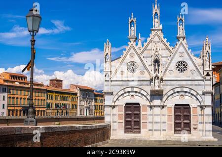 Pisa, Italien - 14. August 2019: Gotische Kirche Santa Maria della Spina am Ufer des Flusses Arno in Pisa, Region Toskana, Italien Stockfoto