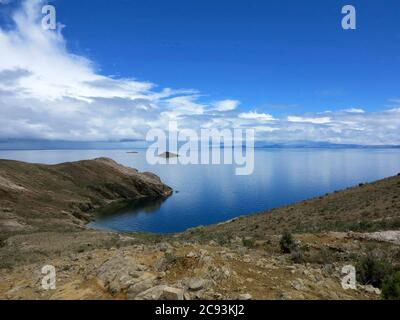 Der Titicacasee, der die Grenze zwischen Peru und Bolivien in den Anden überspannt, ist einer der größten Seen Südamerikas und der höchste der Welt Stockfoto