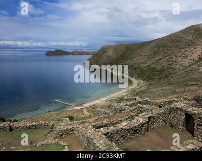 Der Titicacasee, der die Grenze zwischen Peru und Bolivien in den Anden überspannt, ist einer der größten Seen Südamerikas und der höchste der Welt Stockfoto