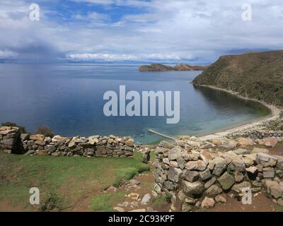 Der Titicacasee, der die Grenze zwischen Peru und Bolivien in den Anden überspannt, ist einer der größten Seen Südamerikas und der höchste der Welt Stockfoto