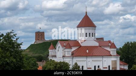 Die Kathedrale der Gottesmutter mit dem Gediminas-Turm (Teil der oberen Burg) im Hintergrund, Vilnius, Litauen. Stockfoto