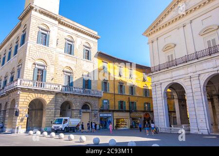 Pisa, Italien - 14. August 2019: Der Palazzo Pretorio mit seinem Uhrenturm neben der Logge Dei Banchi neben der Ponte Di Mezzo in Pisa, Toskana Stockfoto
