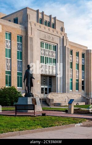 Statue (Washington E. Lindsey) und Roosevelt County Courthouse, Portales, New Mexico USA Stockfoto
