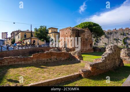 Pisa, Italien - 14. August 2019: Bäder von Nero oder Bagni di Nerone in Pisa sind eine archäologische Stätte in der Nähe der Porta a Lucca in Pisa, Region der Toskana Stockfoto