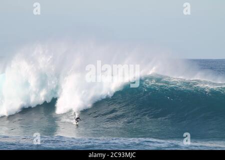 SYDNEY, AUSTRALIEN - 25. Mai 2016: Surfer auf einer riesigen australischen Welle. Dies ist Schleppsurfen mit Jet Ski. Der genaue Ort ist Coogee Stockfoto