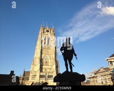 TONGEREN, BELGIEN - 23. Aug 2013: Foto der Statue von Ambiorix mit vor ihm die Basilika Unsere Dame von Tongeren in Belgien Stockfoto