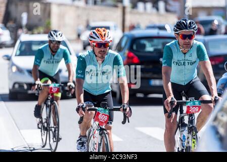 LES ANGLES, FRANKREICH - Jul 19, 2020: Les Angles, Frankreich : 2020 19 Juli : Radler im Amateurrennen La Cerdanya Radtour 2020 in Les Angles, Frankreich. Stockfoto