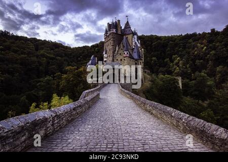 KOBLENZ, DEUTSCHLAND - 20. Aug 2018: Die Burg Eltz ist eine mittelalterliche Burg, eingebettet in die Hügel über der Mosel zwischen Koblenz und Trier. It Stockfoto