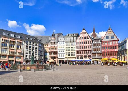 Deutschland, Stadtplatz genannt 'Römerberg' mit schönen bunten Gebäuden im historischen mittelalterlichen Stadtzentrum von Frankfurt Stockfoto