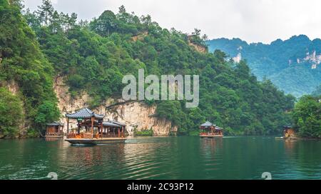 Zhangjiajie, China - August 2019 : Touristenboote segeln zwischen atemberaubend schöner Karstlandschaft rund um den Baofeng See, Wulingyuan, Zhangji Stockfoto