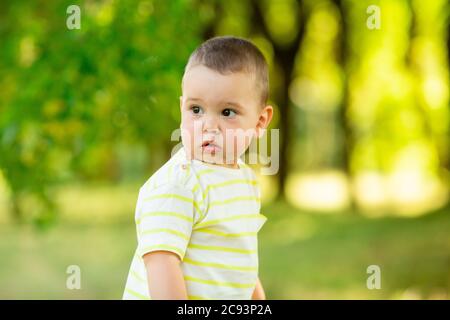 Baby Boy ein Jahr lächelt im Sommer auf einem Spaziergang im Park. Lifestyle für Kinder Stockfoto