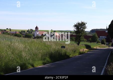 Neuhausen bei Pforzheim, Baden-Württemberg - Juni 02 2019: Dorf Neuhausen bei Pforzheim, neben Feldern und Wiesen Stockfoto