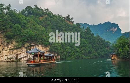 Zhangjiajie, China - August 2019 : Touristenboot segelt zwischen atemberaubend schönen Karstlandschaft rund um den Baofeng See, Wulingyuan, Zhangjia Stockfoto