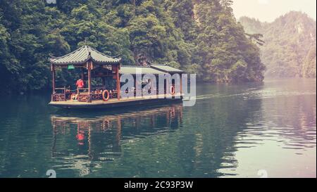 Zhangjiajie, China - August 2019 : Touristenboot segelt zwischen atemberaubend schönen Karstlandschaft rund um den Baofeng See, Wulingyuan, Zhangjia Stockfoto