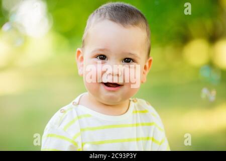 Baby Boy ein Jahr lächelt im Sommer auf einem Spaziergang im Park. Lifestyle für Kinder Stockfoto