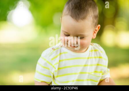 Baby Boy ein Jahr lächelt im Sommer auf einem Spaziergang im Park. Lifestyle für Kinder Stockfoto