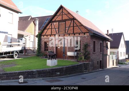 Neuhausen bei Pforzheim, Baden-Württemberg - Juni 02 2019: Traditionelle Schmiede im Zentrum von Neuhausen, bei Pforzheim, Germ Stockfoto