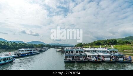 Guilin, China - August 2019: Sightseeing Boote warten auf Touristen am Ufer des herrlichen Li-fluss in Guilin Stockfoto