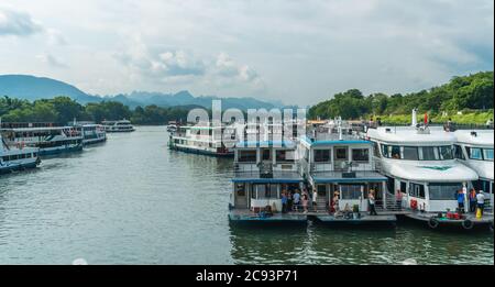 Guilin, China - August 2019: Sightseeing Boote warten auf Touristen am Ufer des herrlichen Li-fluss in Guilin Stockfoto