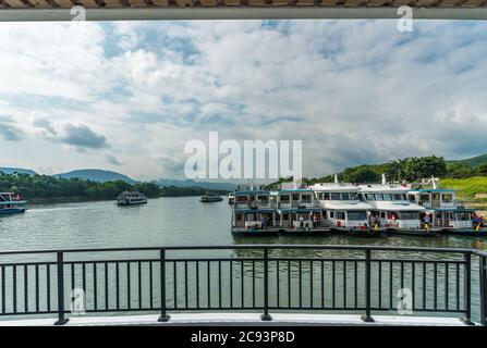 Guilin, China - August 2019: Sightseeing Boote warten auf Touristen am Ufer des herrlichen Li-fluss in Guilin Stockfoto