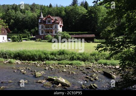 Pforzheim, Baden-Württemberg - Juni 02 2019: Traditionelles Fachwerkhaus am Fluss Wuerm bei Pforzheim Stockfoto