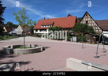 Hausen, Baden-Württemberg - Juni 02 2019: Dorfplatz im Zentrum von Hausen, nahe Pforzheim, am Würm gelegen Stockfoto