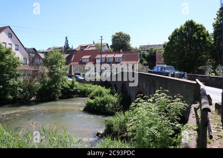 Hausen, Baden-Württemberg/ Deutschland - Juni 02 2019: Brücke über den Wuerm - im Zentrum von Hausen bei Pforzheim, Deutschland Stockfoto