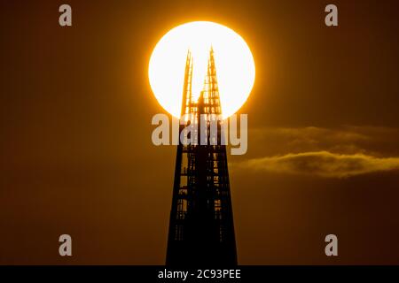 London, Großbritannien. Juli 2020. UK Wetter: Abendsonne über dem Shard Wolkenkratzer Gebäude. Kredit: Guy Corbishley/Alamy Live Nachrichten Stockfoto