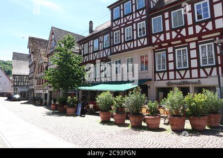 Calw, Baden-Württemberg/ Deutschland - Juni 02 2019: Fachwerkhäuser in der Innenstadt von Calw, Deutschland - alte mittelalterliche Stadt Stockfoto
