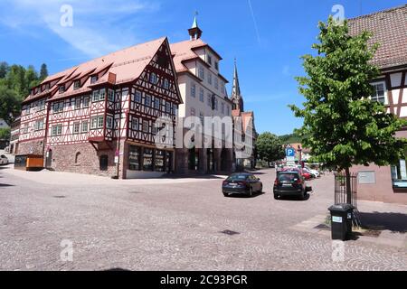 Calw, Baden-Württemberg/ Deutschland - Juni 02 2019: Fachwerkhäuser in der Innenstadt von Calw, Deutschland - alte mittelalterliche Stadt Stockfoto
