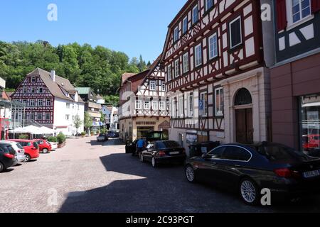 Calw, Baden-Württemberg/ Deutschland - Juni 02 2019: Fachwerkhäuser in der Innenstadt von Calw, Deutschland - alte mittelalterliche Stadt Stockfoto