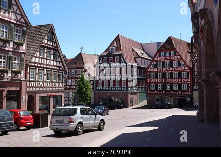 Calw, Baden-Württemberg/ Deutschland - Juni 02 2019: Fachwerkhäuser in der Innenstadt von Calw, Deutschland - alte mittelalterliche Stadt Stockfoto