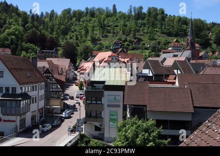 Calw, Baden-Württemberg/ Deutschland - Juni 02 2019: Fachwerkhäuser in der Innenstadt von Calw, Deutschland - alte mittelalterliche Stadt Stockfoto
