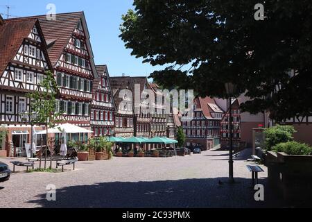 Calw, Baden-Württemberg/ Deutschland - Juni 02 2019: Fachwerkhäuser in der Innenstadt von Calw, Deutschland - alte mittelalterliche Stadt Stockfoto