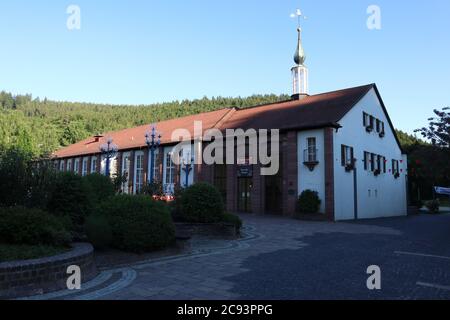 Bad Liebenzell, Baden-Württemberg - Juni 02 2019: Kurhaus (Hauptgebäude des Kurortes) in Bad Liebenzell. Bad Liebenzell ist ein Kurort i Stockfoto