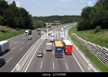 Sindelfingen , Baden-Württemberg/ Deutschland - Juni 03 2019: Blick auf die deutsche Autobahn von einer Brücke - viel Verkehr Stockfoto