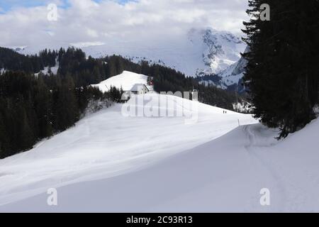Euthal, Kanton Schwyz (SZ)/ Schweiz - Februar 09 2019: Einsames Restaurant (Alpwirtschaft Wisstanne) mitten in den Schweizer Bergen an einem Winterfest Stockfoto