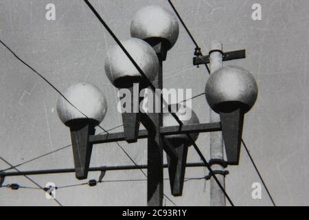 Feine 70er Jahre Vintage schwarz-weiß Straßenfotografie von Straßenlaternen in Mexiko. Stockfoto