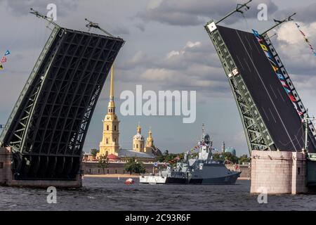 St. Petersburg, Russland - 24. Juli 2020 Blick auf die Palastbrücke, die Paul-Peter-Festung und das kleine Raketenschiff Serpuchow während der Generalprobe der Marine-Parade anlässlich des Navy Day in St. Petersburg, Russland Stockfoto