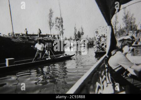 Feine Schwarz-Weiß-Straßenfotografie der 70er Jahre der schwimmenden Chinampas-Gärten in Xochimilco in Mexiko. Stockfoto