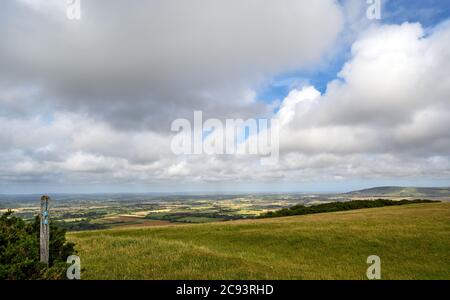 South Downs National Park, Sussex, Großbritannien in der Nähe von Firle Beacon. Wegweiser und Blick über den Weald vom South Downs Way aus gesehen. Stockfoto