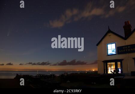 Comet NEOWISE über dem Old Neptune Pub, Whitstable, Kent, Großbritannien, am 20. Juli 2020. Stockfoto