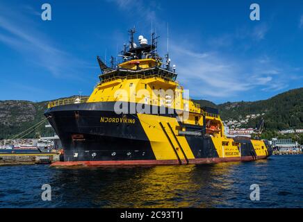 Offshore-Versorgung AHTS Schiff Njord Viking am Skoltegrunnskaien Kai, im Hafen von Bergen, Norwegen. Stockfoto