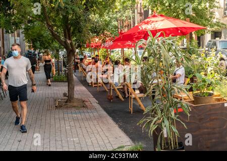 Am Samstag, den 25. Juli 2020, können Sie in einem Restaurant im Williamsburg-Viertel Brooklyn in New York im Freien sitzen. (© Richard B. Levine) Stockfoto