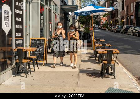 Maskierte Frauen in Williamsburg, Brooklyn, New York, am Samstag, den 25. Juli 2020. (© Richard B. Levine) Stockfoto