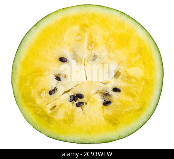 Scheibe hellgelbe Wassermelone mit Samen isoliert auf weiß. Nahaufnahme der gelben Wassermelone mit Samen Stockfoto