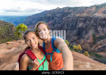 Ein Paar Rucksacktouristen, die Selfie auf der Naturwanderung machen Stockfoto