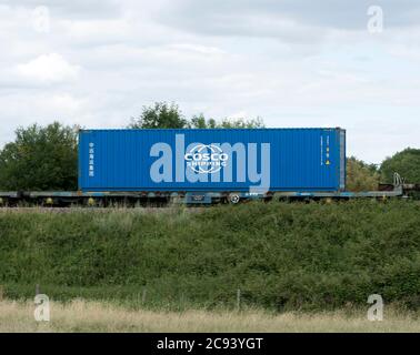 COSCO Versandcontainer auf einem freightliner Zug, Warwickshire, UK Stockfoto